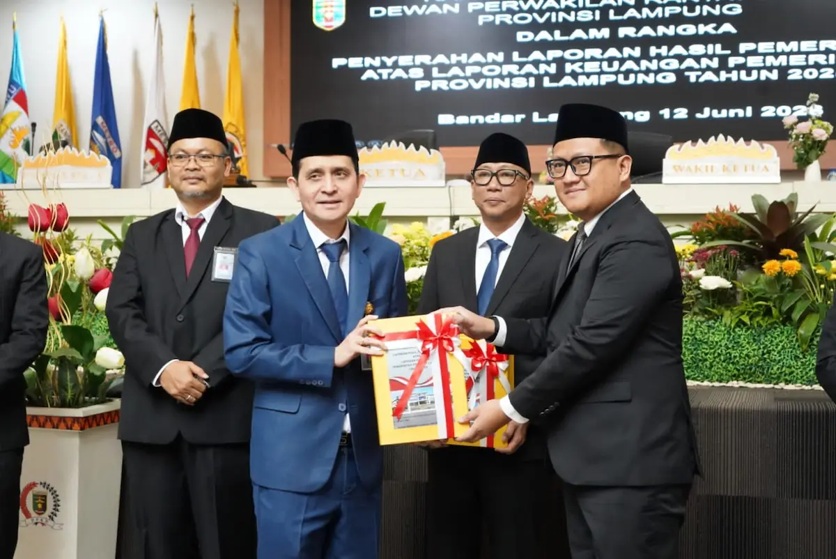 Ketua DPRD Lampung Ahmad Giri Akbar terima LHP BPK 2025 dari BPK RI Novy Gregory Antonius Pelenkahu