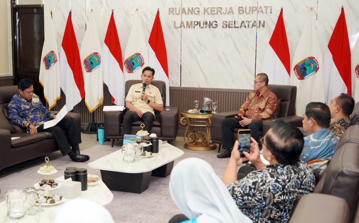 Bupati Egi menerima audiensi CEO BCF, Jimmy Muhamad Rifai Gani di ruang kerjanya