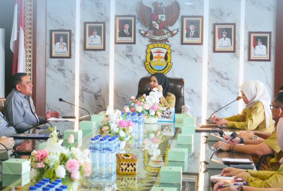 Eva Dwiana menerima audiensi jajaran Kanwil Kemenkum Lampung di ruang rapat wali kota