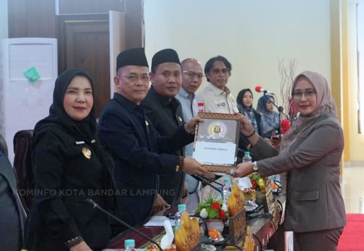 Wali Kota Bandarlampung, Eva Dwiana, menghadiri rapat paripurna DPRD setempat