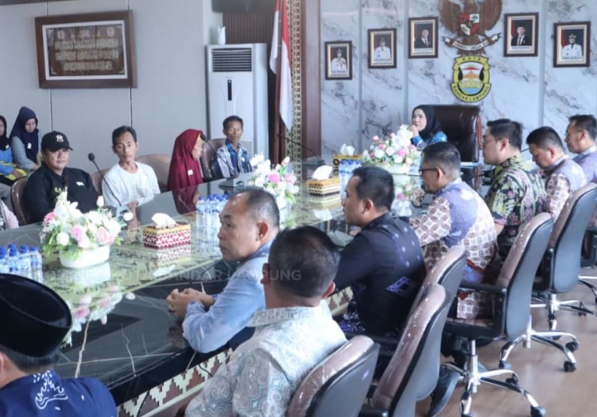Wali Kota Eva Dwiana salurkan bantuan 82 korban bencana di ruang rapat wali kota