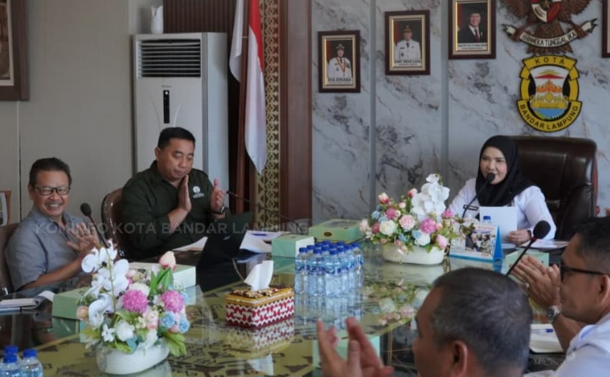 Eva Dwiana menerima audiensi Forum DAS Lampung di ruang rapat wali kota setempat,