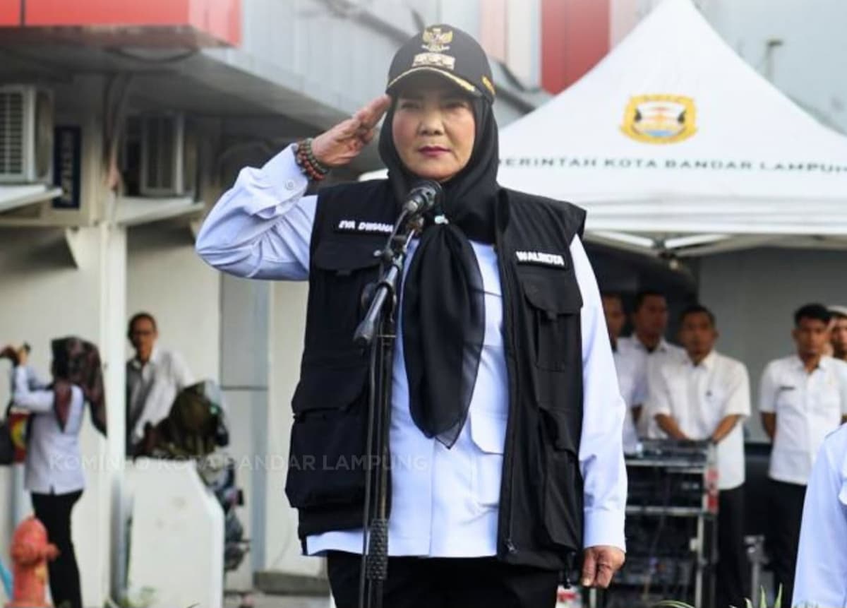 Eva Dwiana memimpin apel seluruh anggota satgas siaga di halaman pemkot setempat