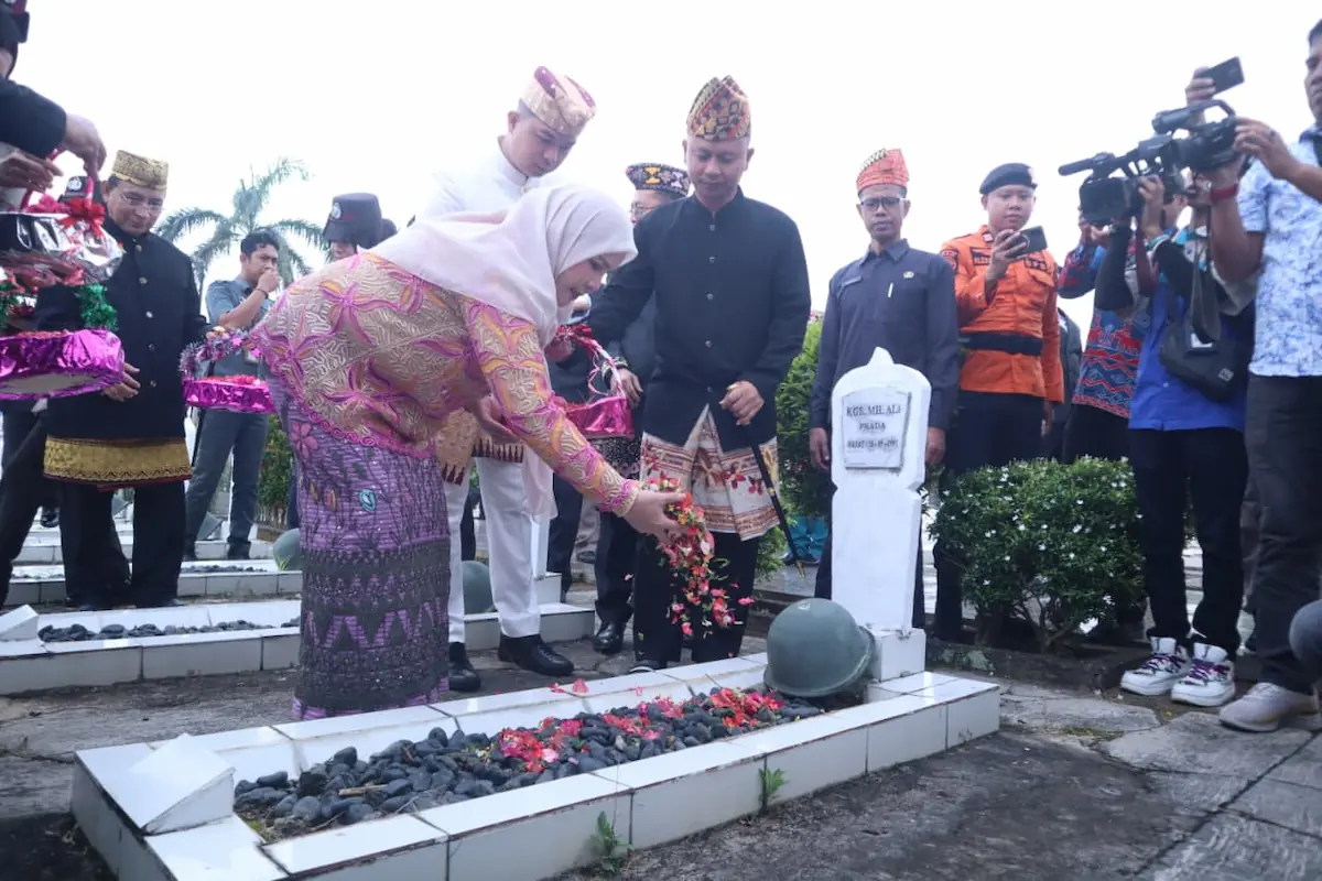 Wali Kota Eva Dwiana tabur bunga di TMP Kedaton