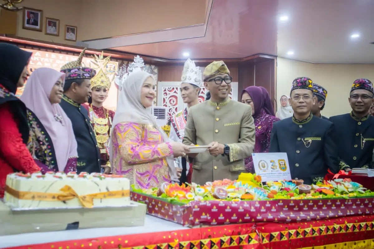 Gubernur Lampung Rahmat Mirzani Djausal serahkan nasi tumpeng kepada Wali Kota Eva Dwiana di DPRD kota