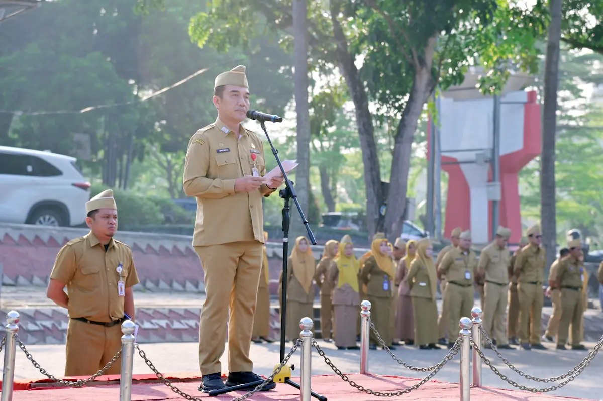 Inspektur Lamsel Badruzzaman memimpin apel mingguan di Lapangan Korpri Kalianda