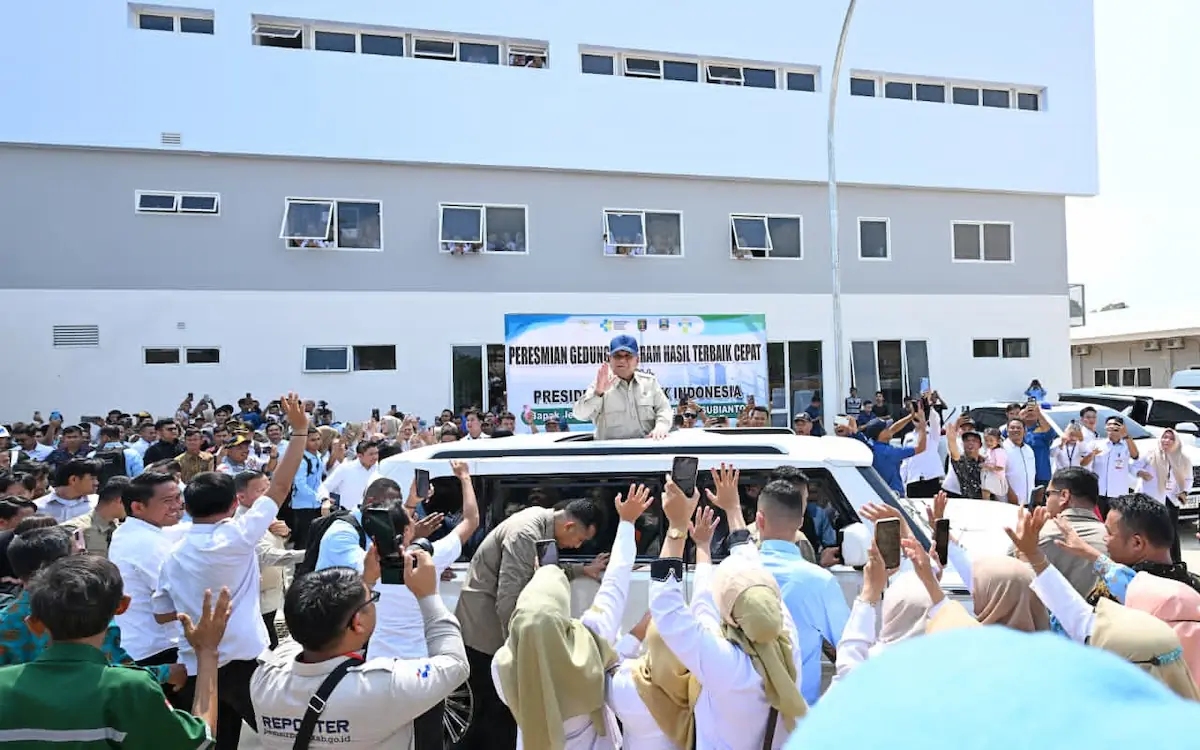 Presiden Prabowo melambaikan tangan ke masyarakat dari kendaraan Maung di RSUD Krui