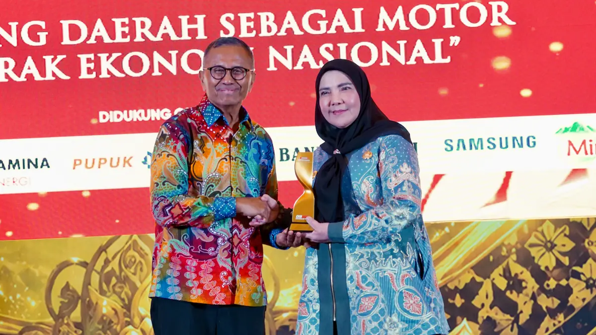 Dahlan Iskan serahkan penghargaan kepada Eva Dwiana di Jakarta
