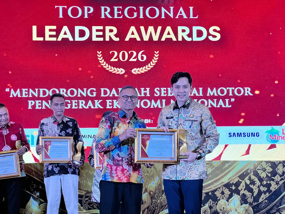 Dahlan Iskan serahkan penghargaan kepada Bupati Egi di JW Marriott Hotel