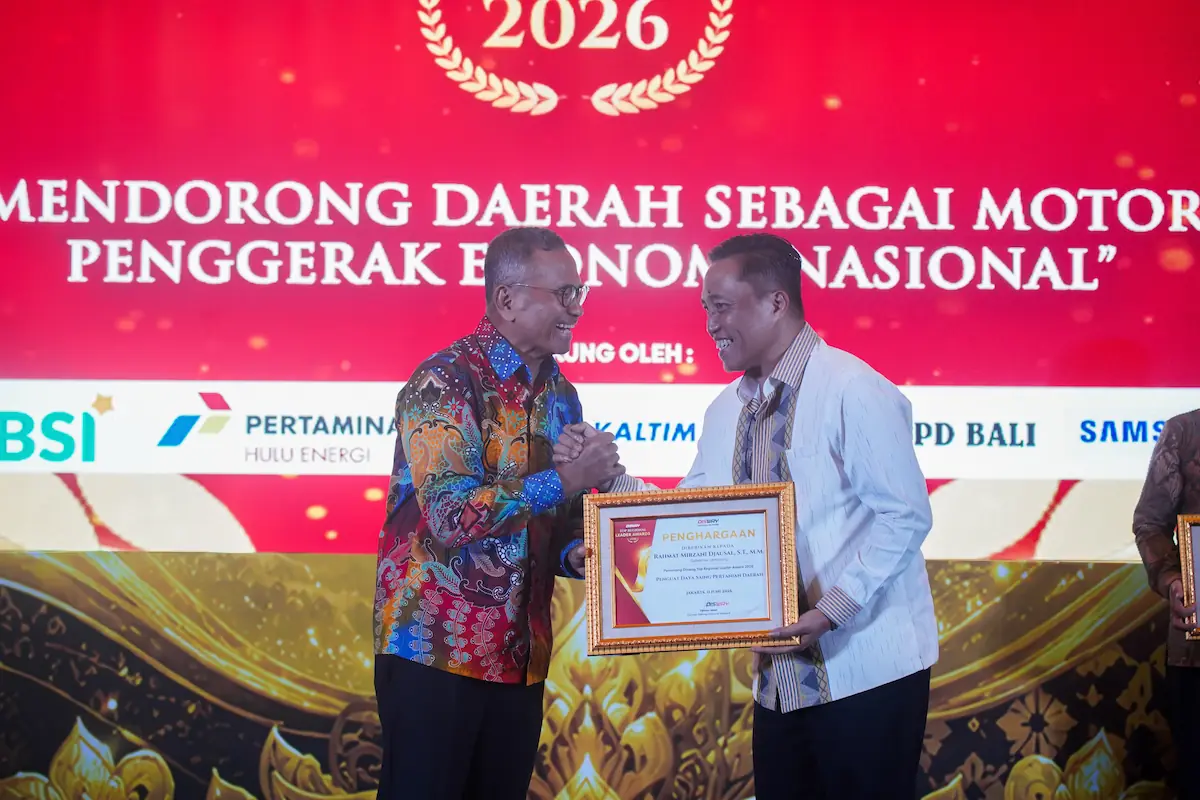 Dahlan Iskan serahkan penghargaan kepada Ganjar Jationo di Hotel JW Marriott
