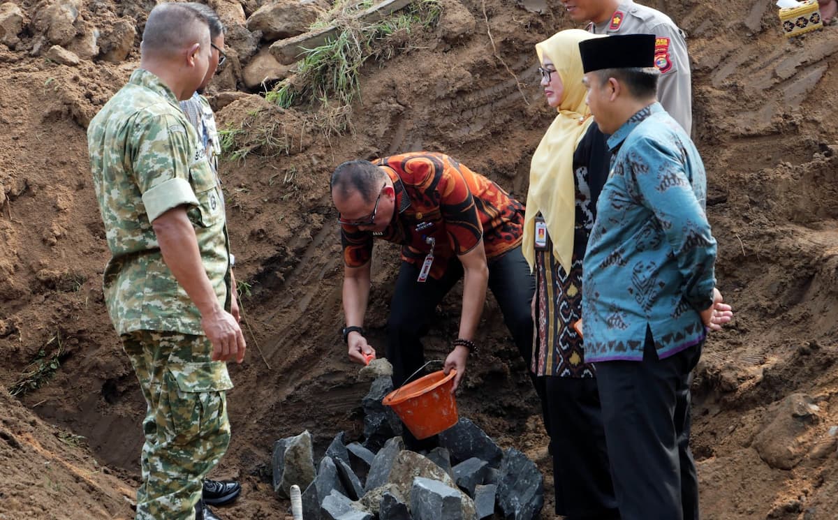 Anasrullah meletakkan batu pertama pembangunan jembatan Perintis Garuda di Way Kali Pasir
