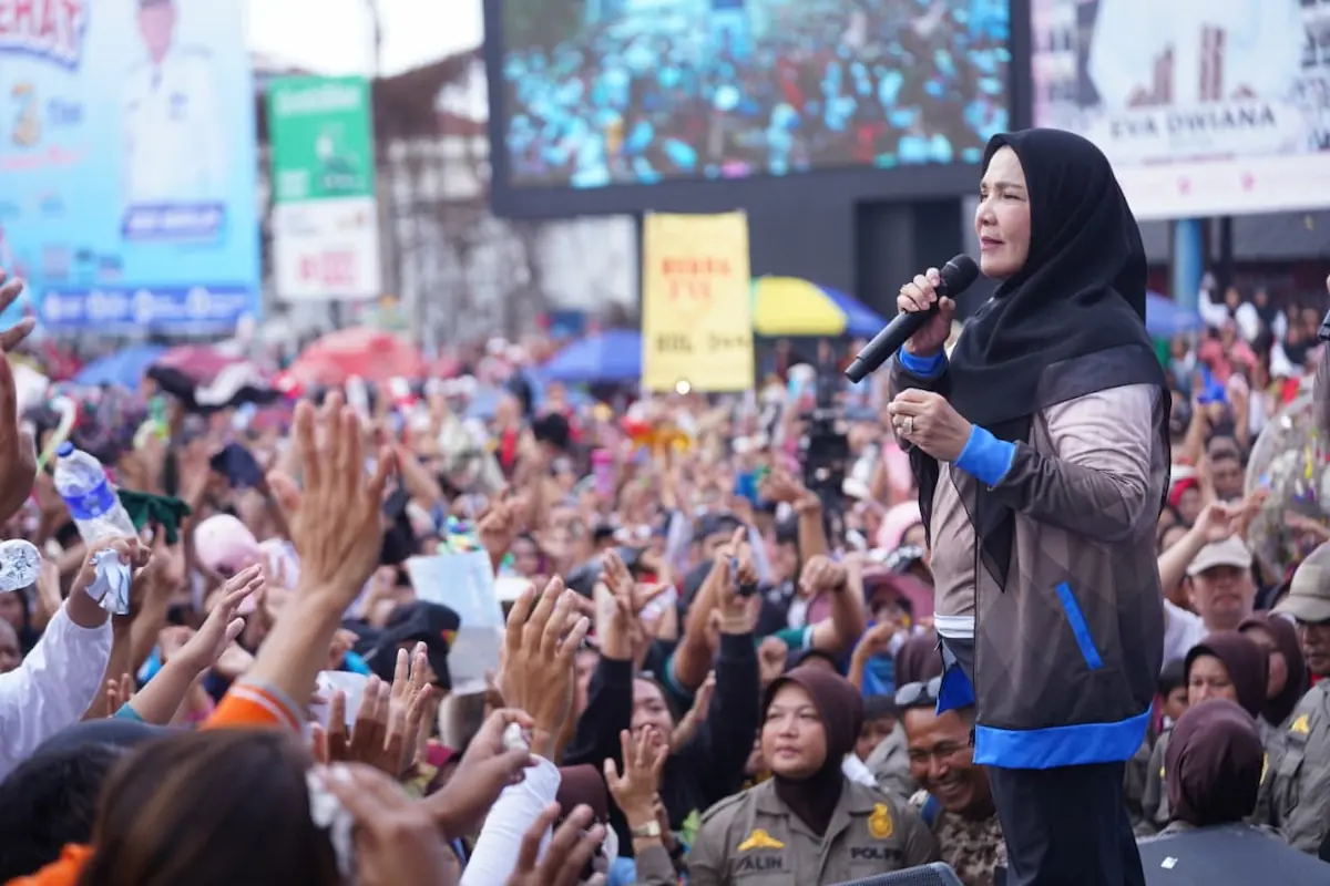 Wali Kota Bandarlampung Eva Dwiana menghadiri jalan sehat HUT ke-344 di Tugu Adipura
