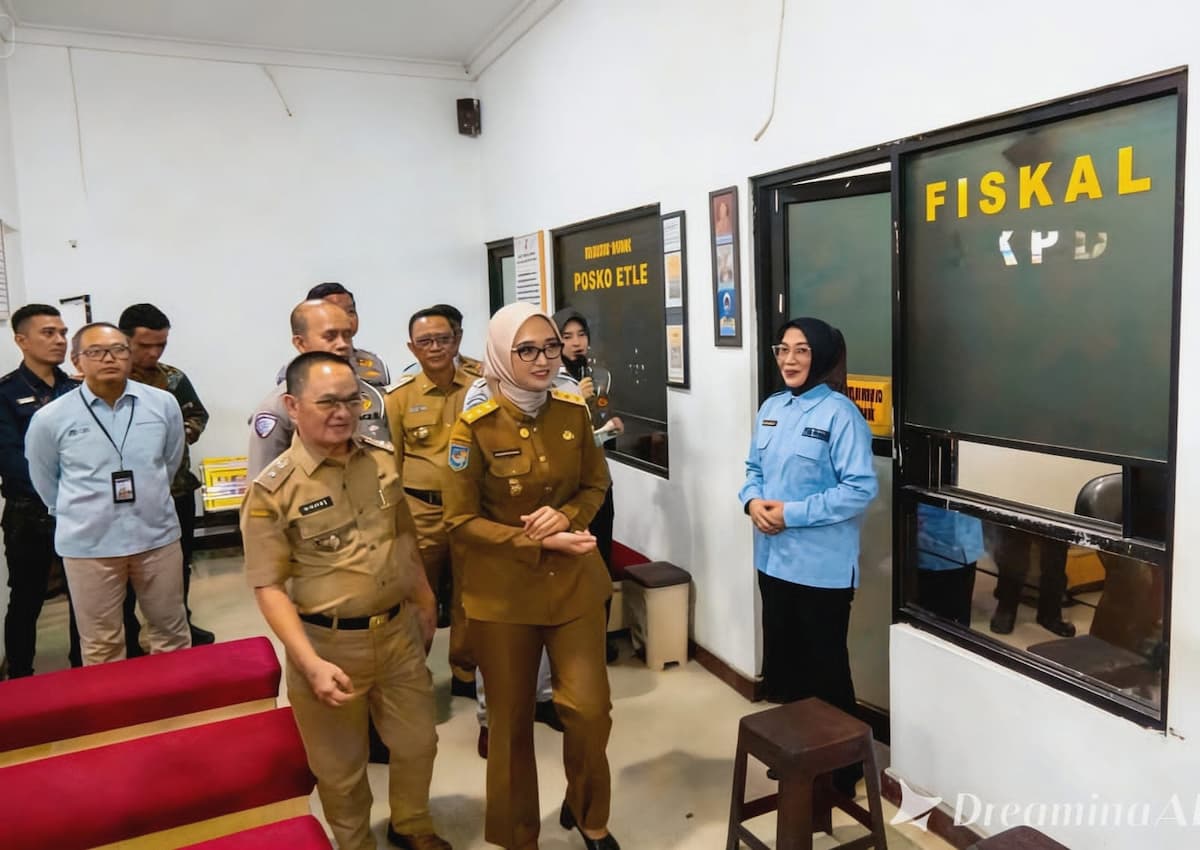 Wagub Jihan Nurlela meninjau layanan di UPTD Wilayah I Samsat Bandarlampung