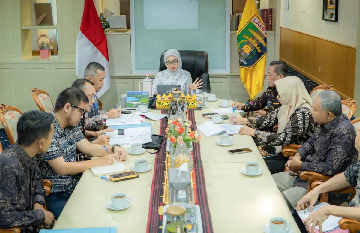Wagub Lampung Jihan Nurlela pimpin rapat evaluasi aplikasi pengaduan Lampung-In di ruang kerja wagub