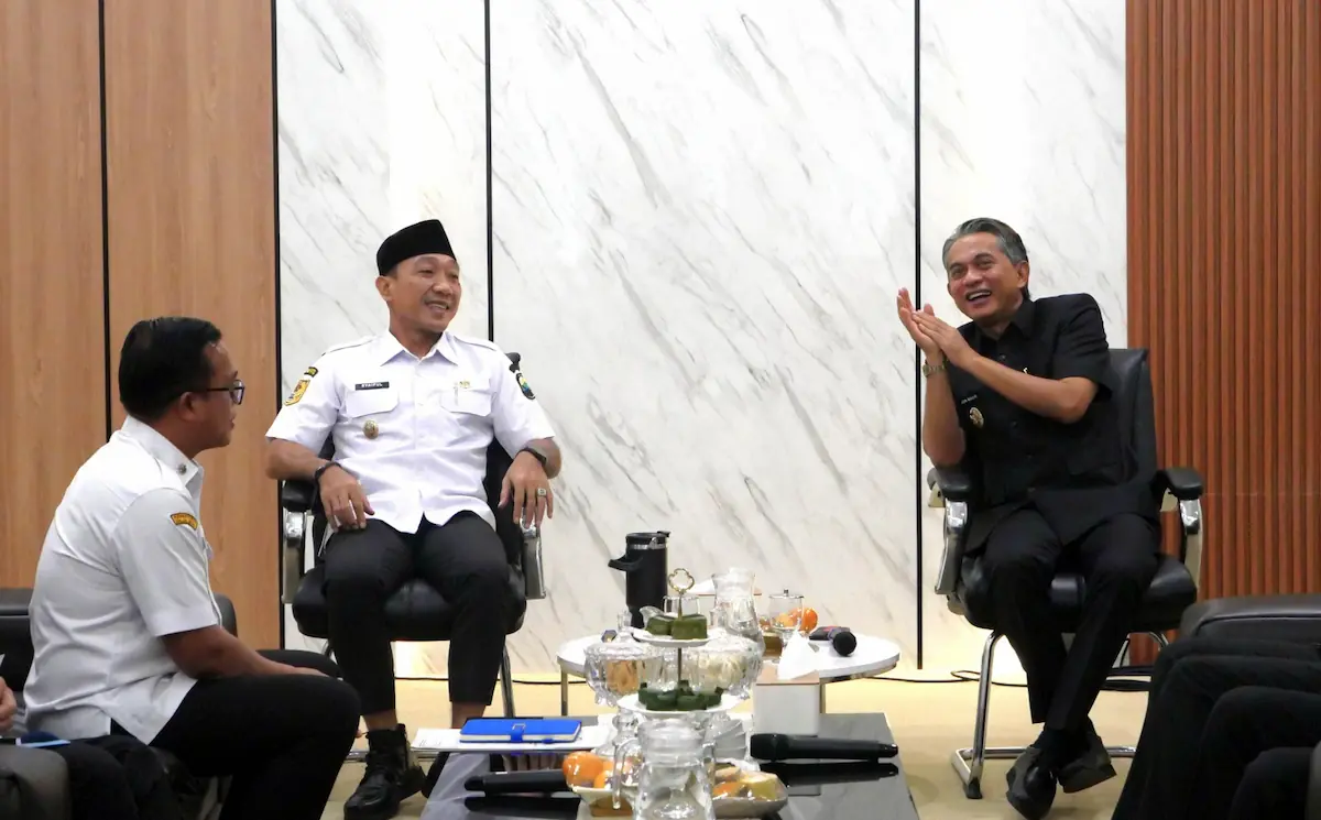 Wabup Lampung Selatan M. Syaiful Anwar menerima Wabup Muaro Jambi Junaidi H. Mahir di ruang kerjanya
