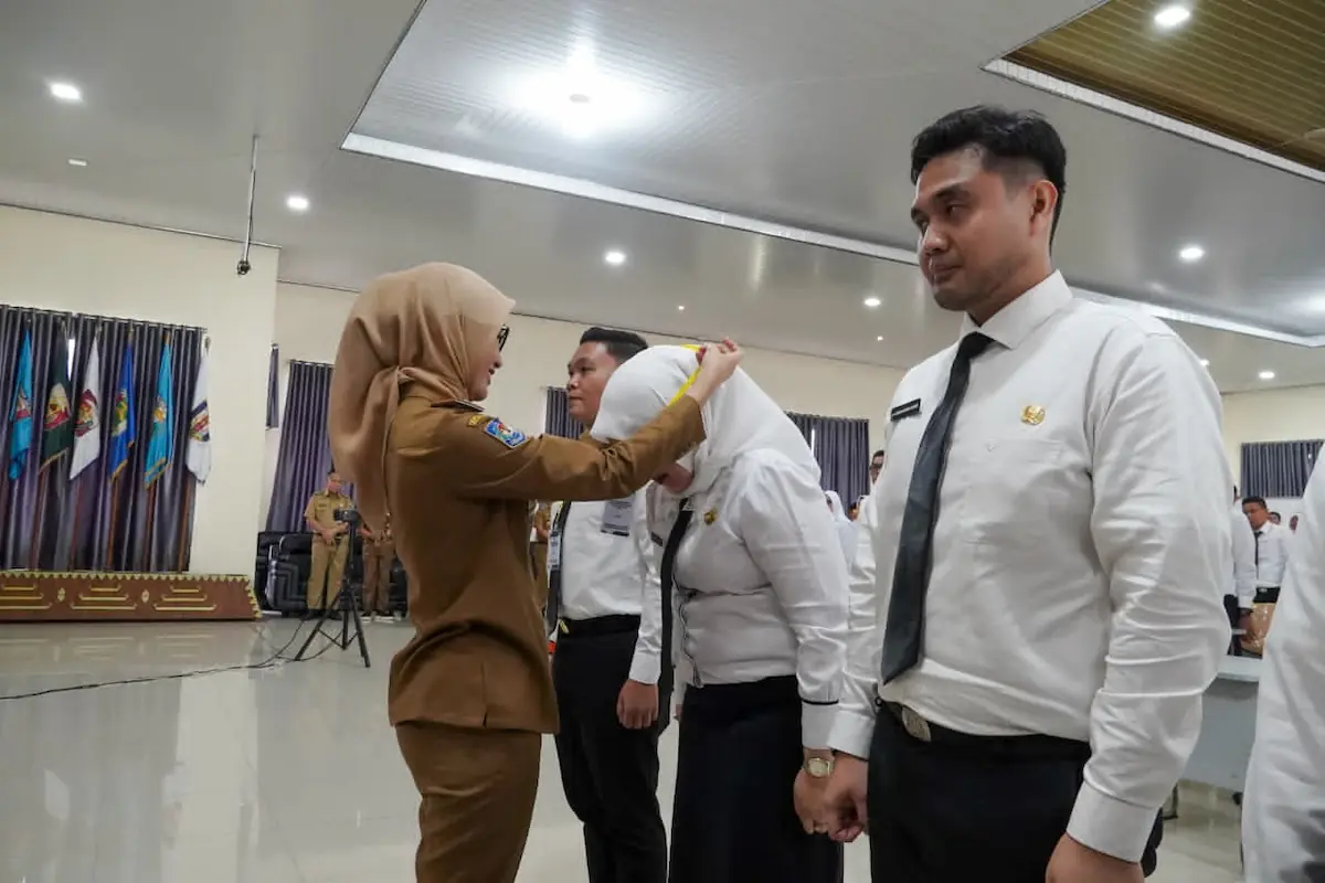 Jihan Nurlela sematkan tanda peserta PKA I/II dan Latsar CPNS XIV/XV di Aula BPSDMD Lampung