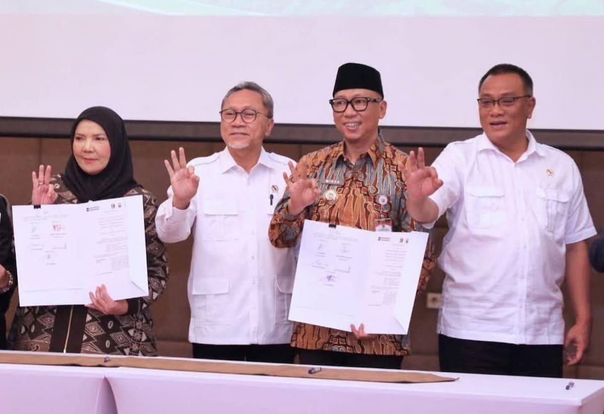 Wali Kota Bandarlampung Eva Dwiana bersama Gubernur Lampung Rahmat Mirzani Djausal dan Danantara meneken kerja sama PSEL