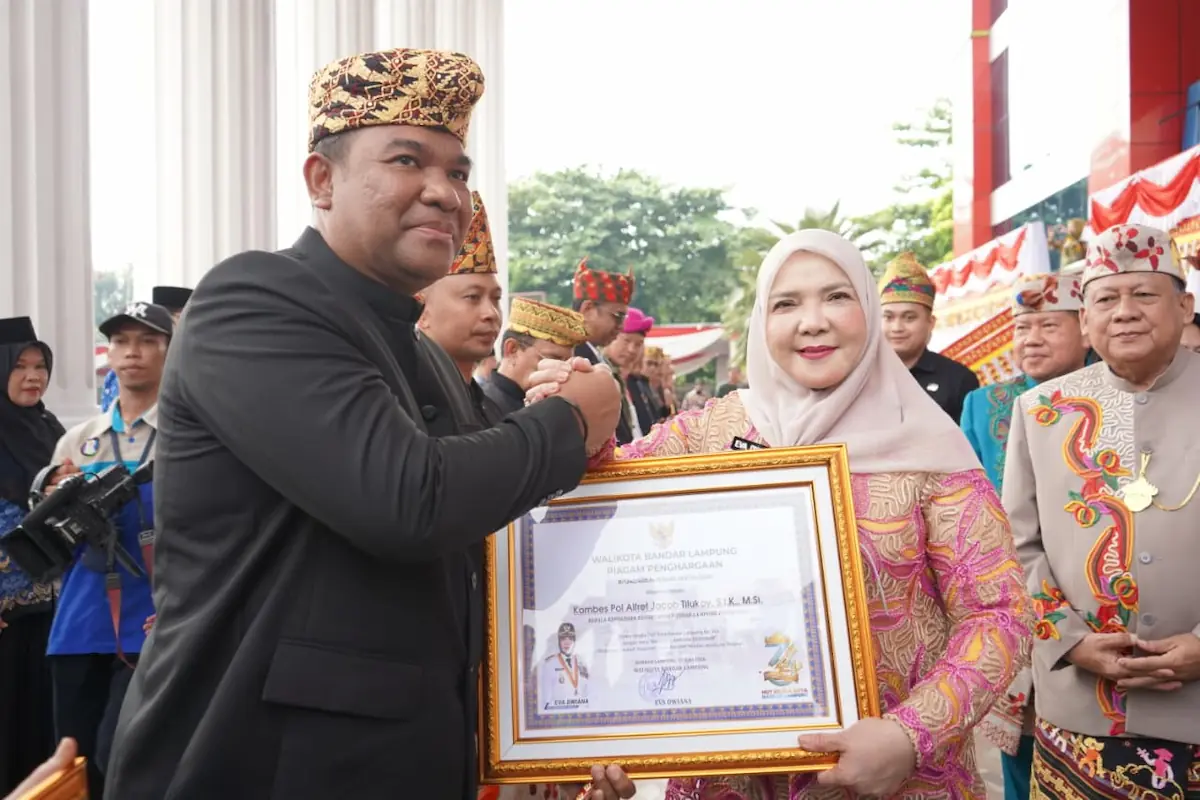 Wali Kota Eva Dwiana berikan pengharagaan kepada Kapolresta Bandarlampung Alfret Jacob Tilukay di halaman kantor pemkot