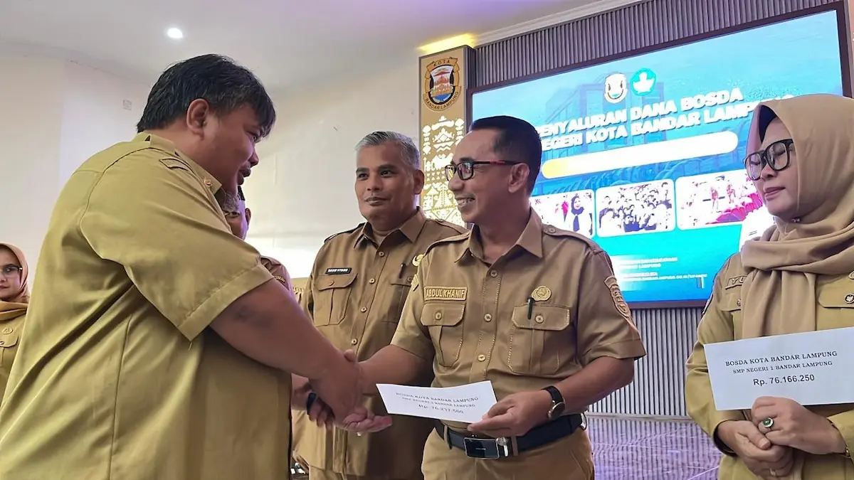 M. Nur Ramdhan serahkan BOSDa kepada kepala SMPN se-Bandarlampung