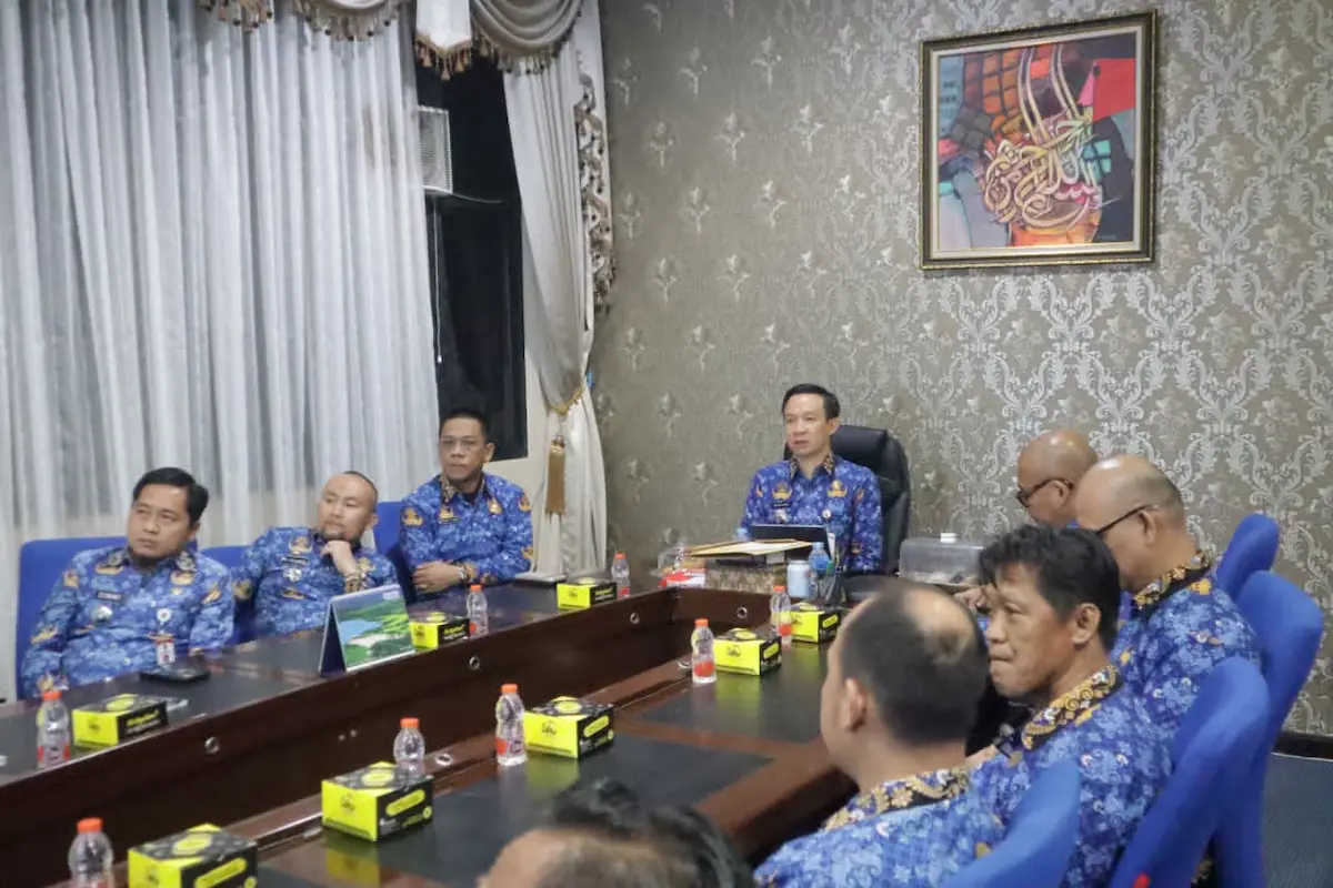 Sekdaprov Lampung Marindo Kurniawan pimpin rapat persiapan nobar Piala Dunia 2026 di ruang kerja sekdaprov
