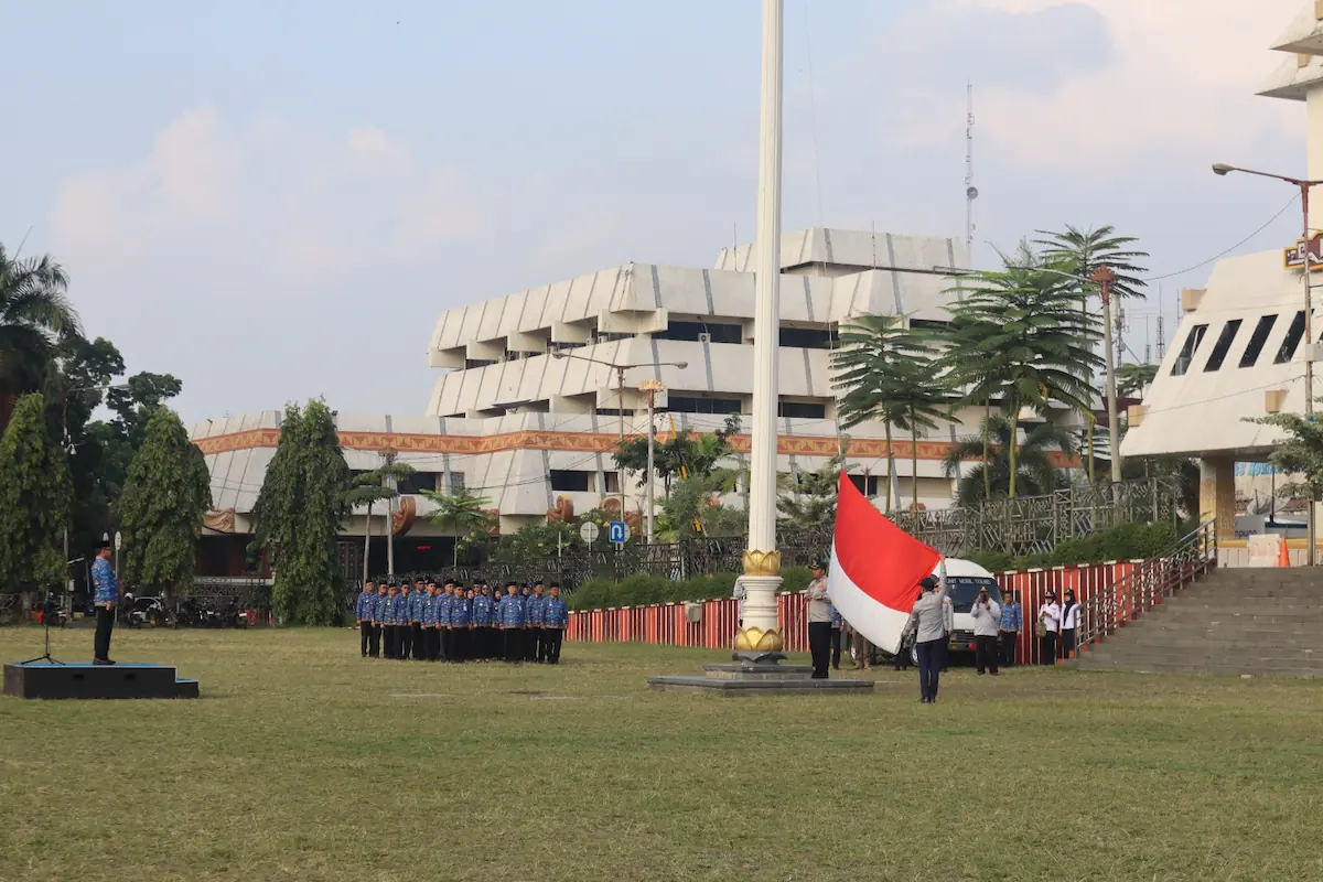 Sulpakar memimpin upacara bulanan di Lapangan Korpri
