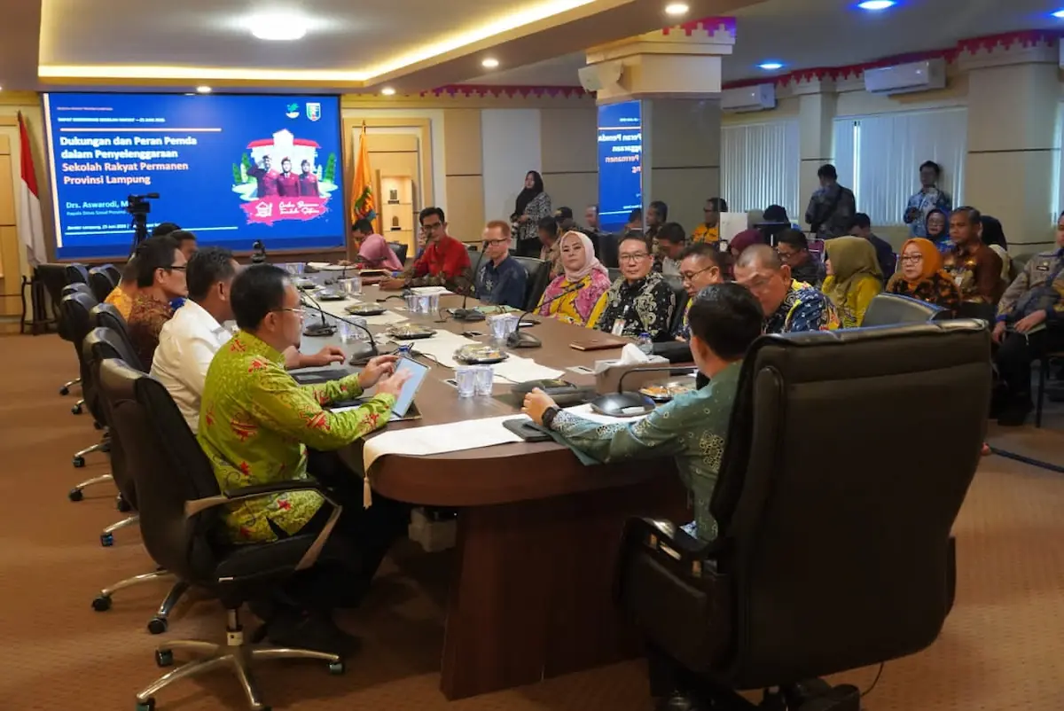 Sekdaprov Lampung Marindo Kurniawan memimpin rapat koordinasi persiapan operasional Sekolah Rakyat Permanen Kota Baru di Ruang Sakai Sambayan