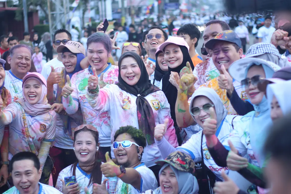 Wali Kota Eva Dwiana bersama warga