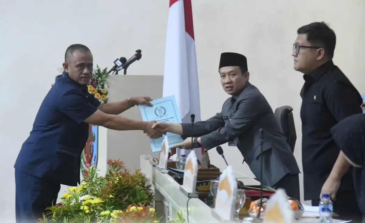 Ketua Bapemperda DPRD Lampung, Hanifal serahkan dokumen perubahan Propemperda 2026 kepada Sekdaprov Lampung Marindo Kurniawan