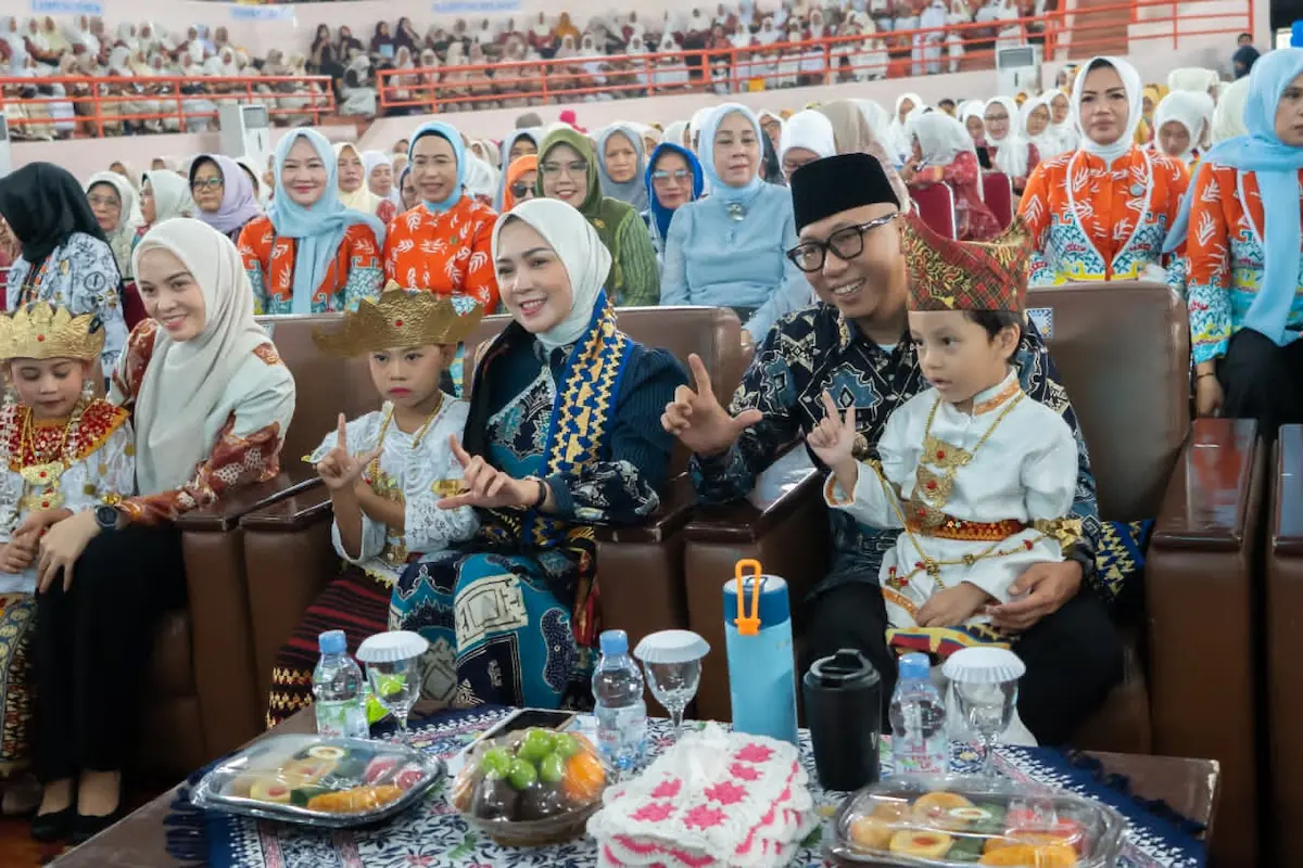 Gubernur Mirza bersama Bunda PAUD Lampung Purnama Wulan Sari Mirza hadiri HUT 76 IGTKI-PGRI Lampung di GSG Unila