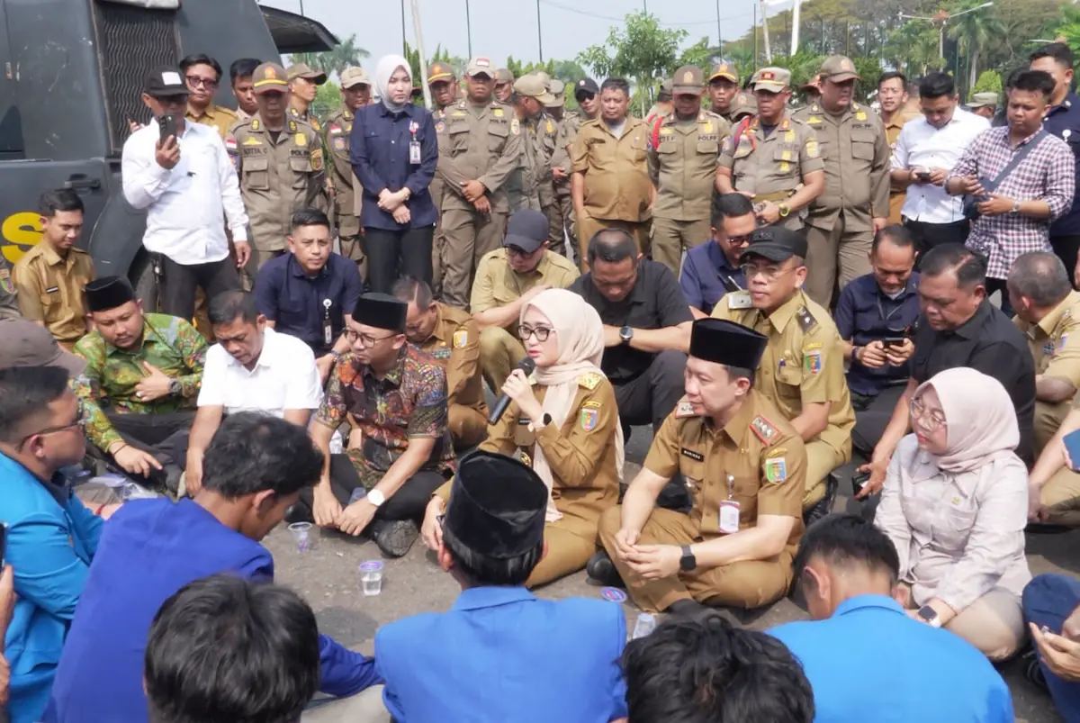 Wagub Lampung Jihan Nurlela berdialog dengan massa PMII Lampung di depan Kantor DPRD Lampung