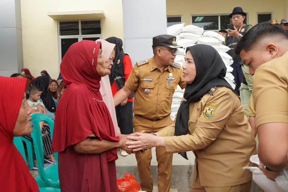 Eva Dwiana salurkan bantuan beras ke masyarakat
