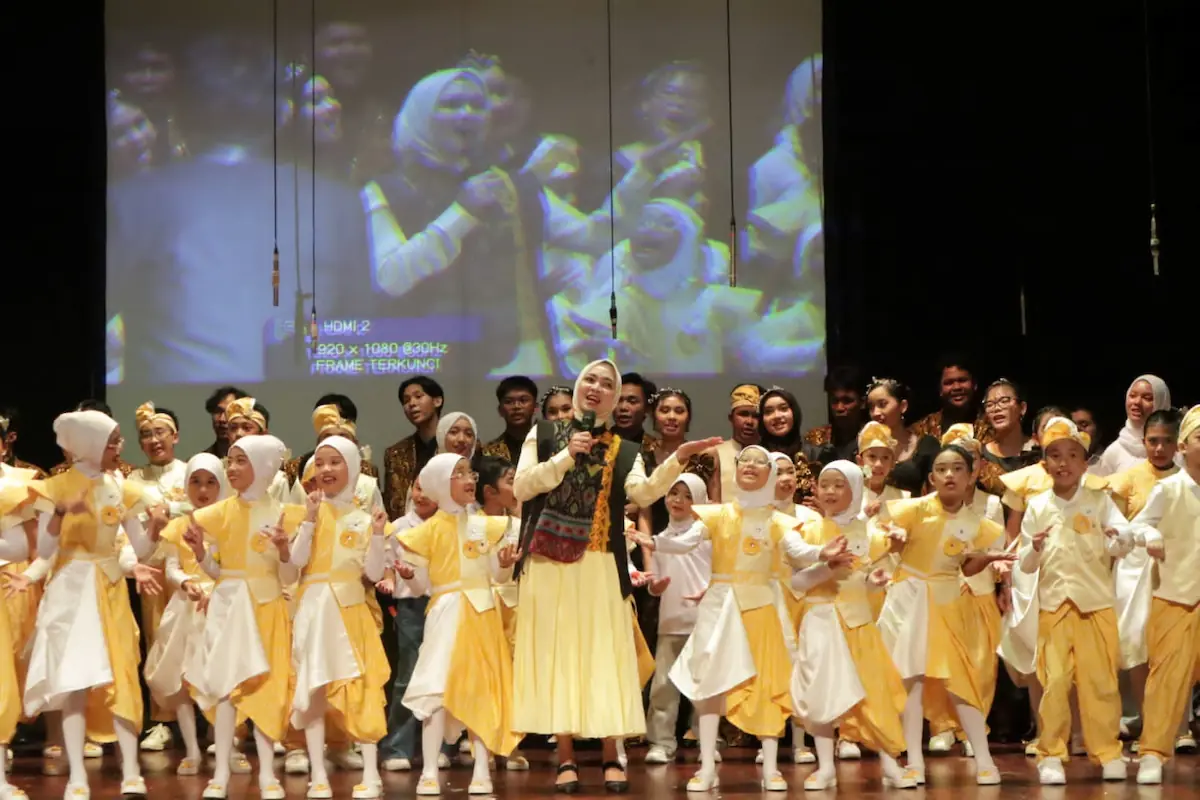 Purnama Wulan Sari bersama anggota GNLC bawakan lagu "Payu Kidah" di Taman Budaya Lampung