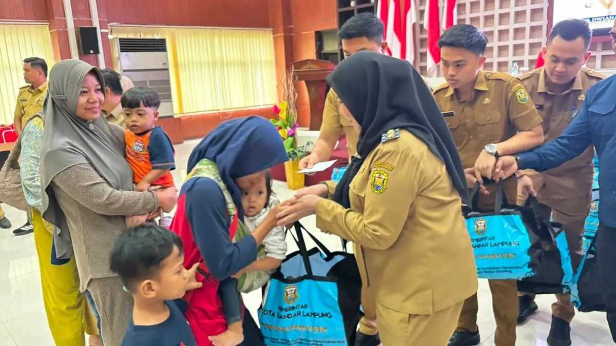 Eva Dwiana serahkan bantuan telur di Aula Gedung Semergou