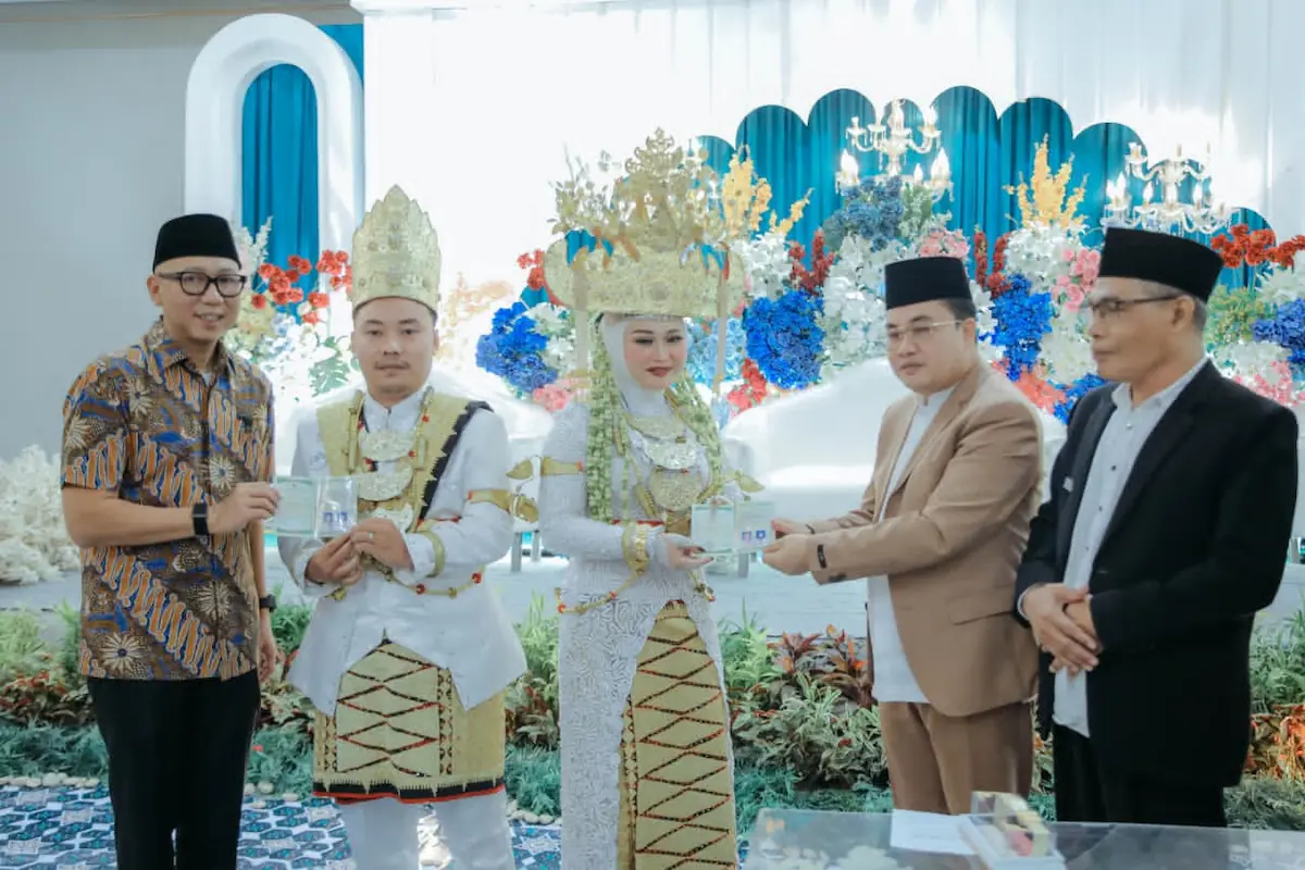 Gubernur Lampung Rahmat Mirzani Djausal menjadi saksi akad nikah massal 31 pasangan di Masjid Raya Al-Bakrie Bandarlampung
