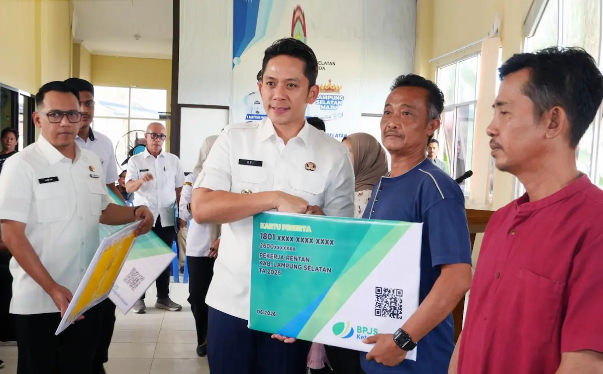 Bupati Lamsel Radityo Egi Pratama menyerahkan kartu BPJS Ketenagakerjaan kepada perwakilan penerima manfaat di Kantor Kecamatan Kalianda