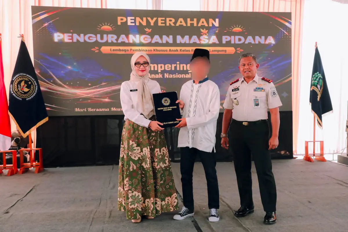 Wagub Lampung Jihan Nurlela menyerahkan remisi kepada anak binaan LPKA Kelas II Bandarlampung pada peringatan HAN 2026