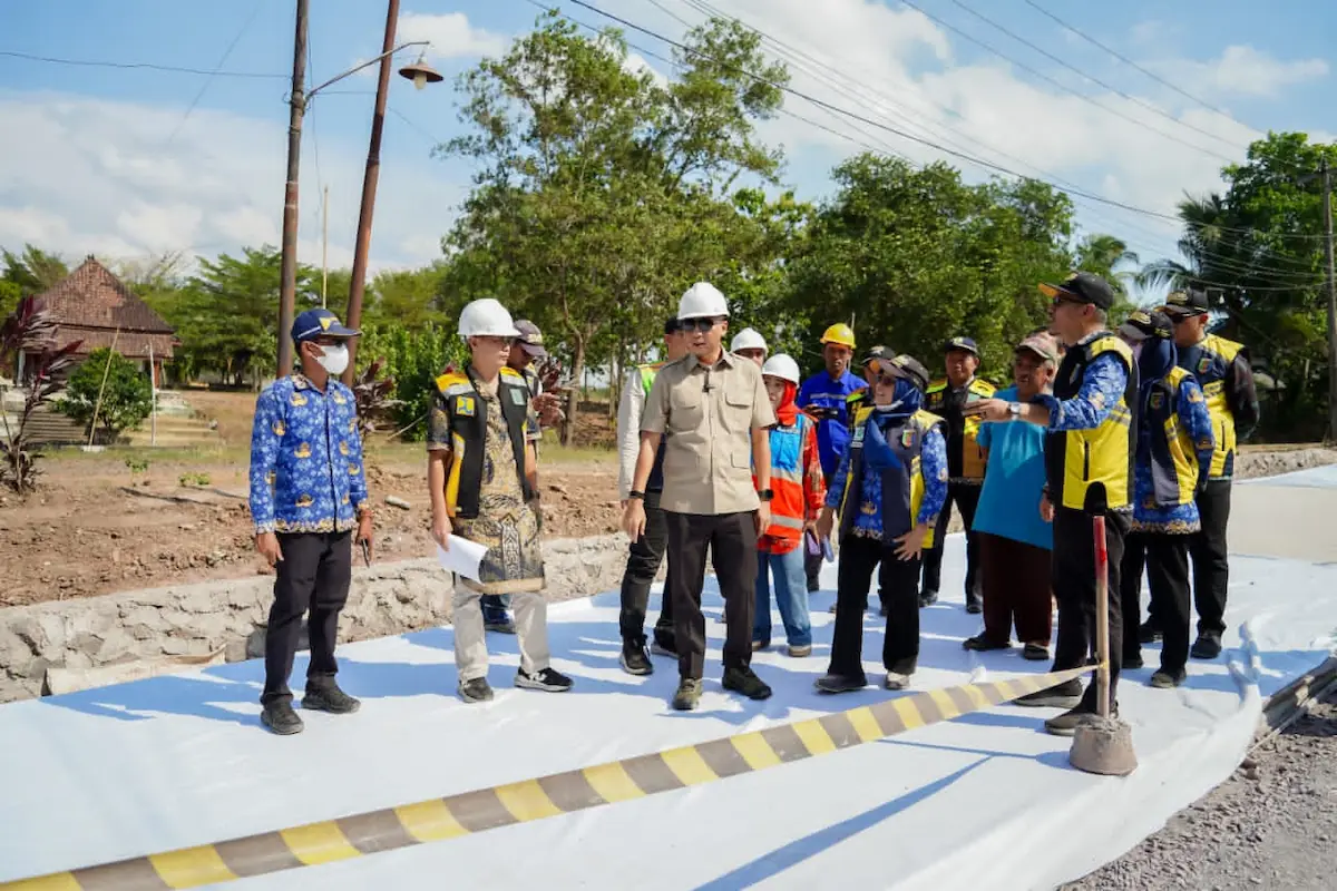 Gubernur Lampung Rahmat Mirzani Djausal meninjau progres perbaikan Jalan Provinsi ruas Gunung Sugih - Kota Gajah sepanjang 600 meter