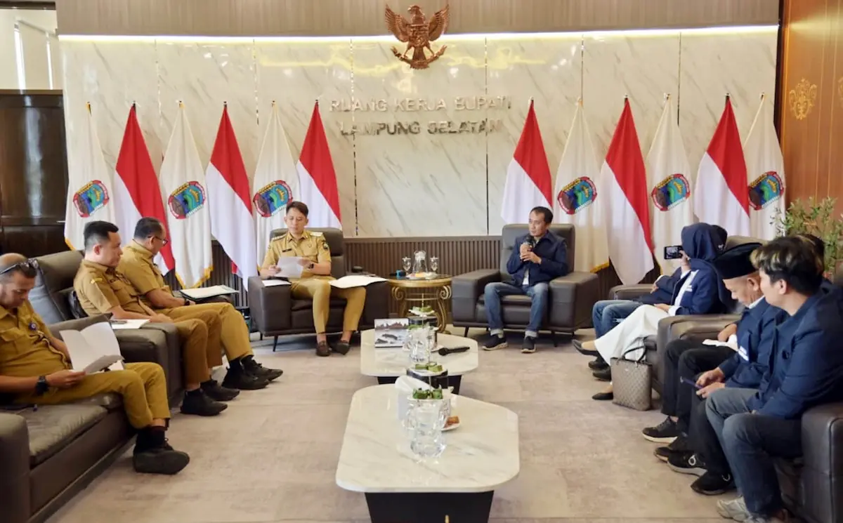 Bupati Lamsel Radityo Egi Pratama audiensi dengan pengurus JMSI Lampung di ruang kerjanya