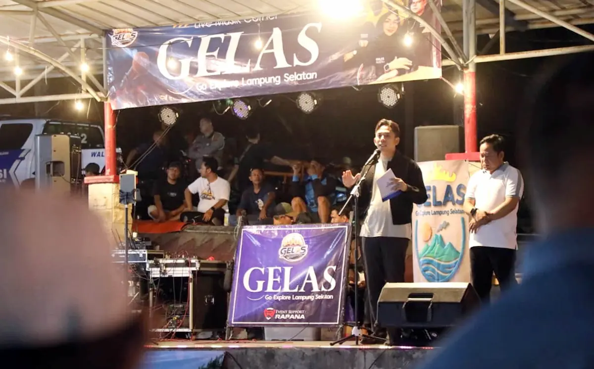 Bupati Radityo Egi Pratama memberi sambutan pada Pentas Musik Karaoke di Lapangan Korpri, Pemkab Lampung Selatan
