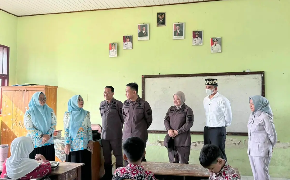 Bupati Lampung Selatan Radityo Egi Pratama bersama Kajati Lampung Danang Suryo Wibowo meninjau MBG di SDN 1 Candimas