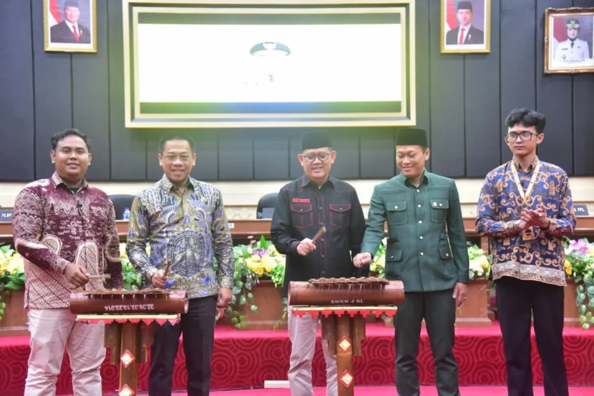 Anggota Komisi I DPRD Lampung AM Safei memukul cetik tanda pembukaan PLDP Batch II 2026 di Aula Gedung Pusiban