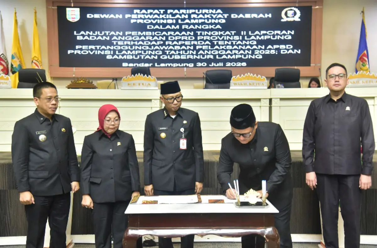 Gubernur Lampung Rahmat Mirzani Djausal dan Ketua DPRD Ahmad Giri meneken Raperda Pertanggungjawaban APBD 2025 dalam Rapat Paripurna Pembicaraan Tingkat II di Ruang Sidang DPRD