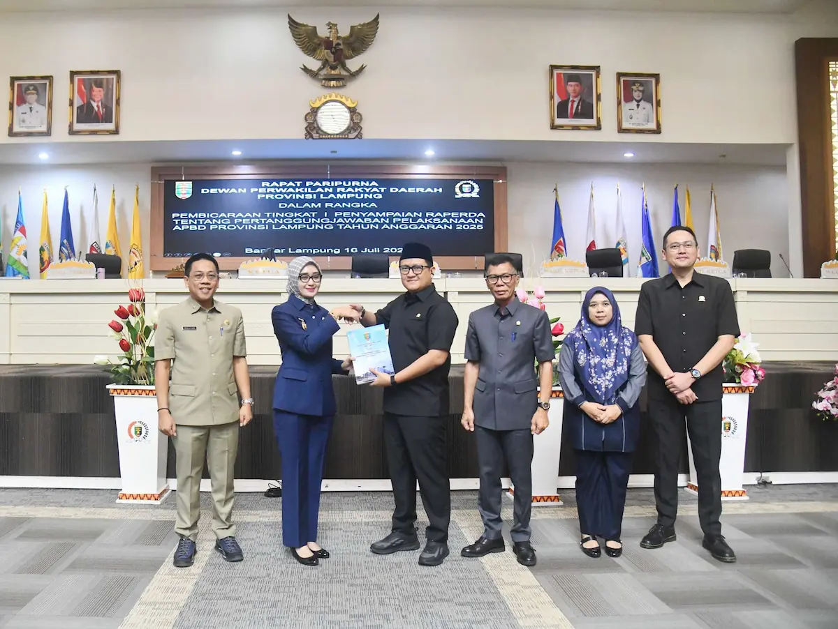 Wagub Jihan Nurlela menyerahkan Raperda Pertanggungjawaban APBD 2025 kepada Ketua DPRD Lampung Ahmad Giri Akbar di Ruang Sidang Paripurna DPRD setempat