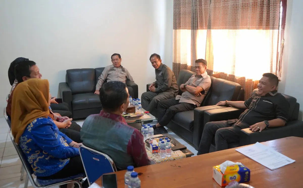 Sekretaris Dinas Kominfo Lampung Selatan Heri Wiono menerima kunjungan Komisi III DPRD OKI di Kalianda