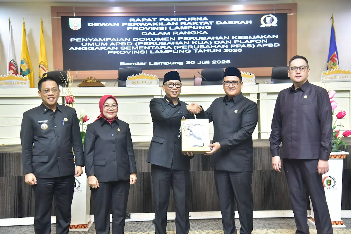 Gubernur Lampung Rahmat Mirzani Djausal menyerahkan dokumen KUA-PPAS 2026 dan 2027 kepada Ketua DPRD Ahmad Giri Akbar di Ruang Sidang DPRD