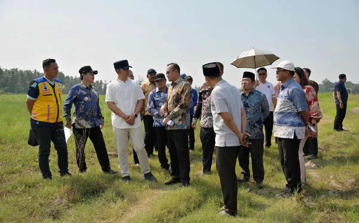 Dirjen Sains dan Teknologi Kemdiktisaintek Ahmad Najib Burhani bersama Bupati Lamsel Radityo Egi Pratama meninjau calon lokasi SMA Unggul Garuda di Marga Catur