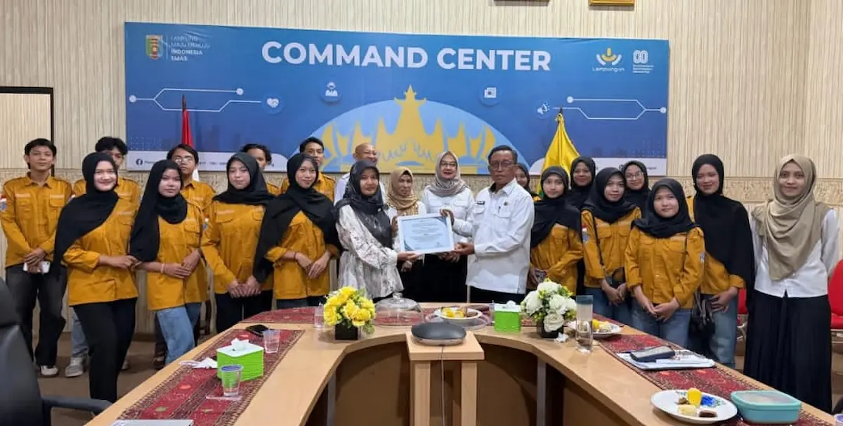 Sekretaris Prodi Sains Data FST UIN Raden Intan Lampung Dona Dinda Pratiwi menyerahkan piagam penghargaan kepada Kepala Diskominfotik Lampung Ganjar Jationo di Ruang Command Center