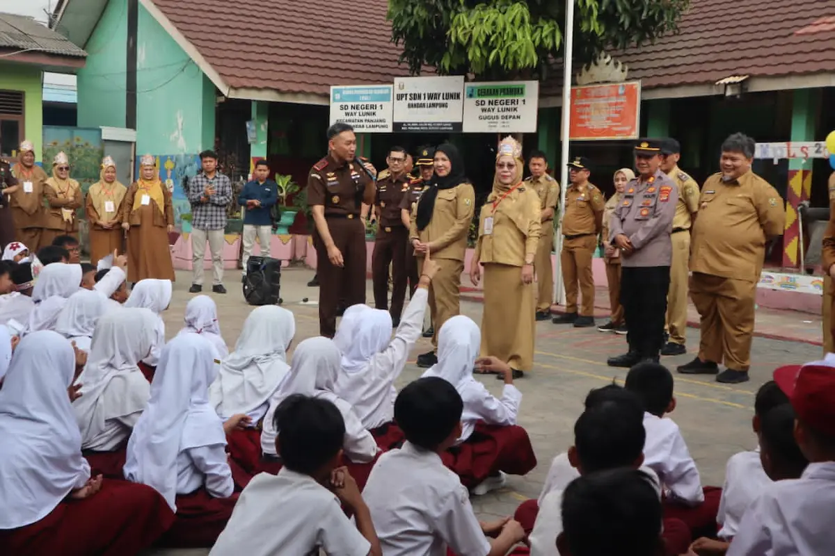 Wali Kota Bandarlampung Eva Dwiana dan Kajati Lampung Danang Suryo Wibowo meninjau Program MBG di SDN 1 Way Lunik