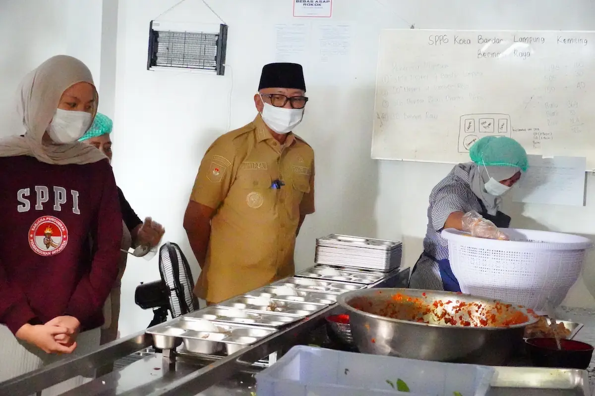 Gubernur Lampung Rahmat Mirzani Djausal meninjau SPPG Beringin Raya di Bandarlampung
