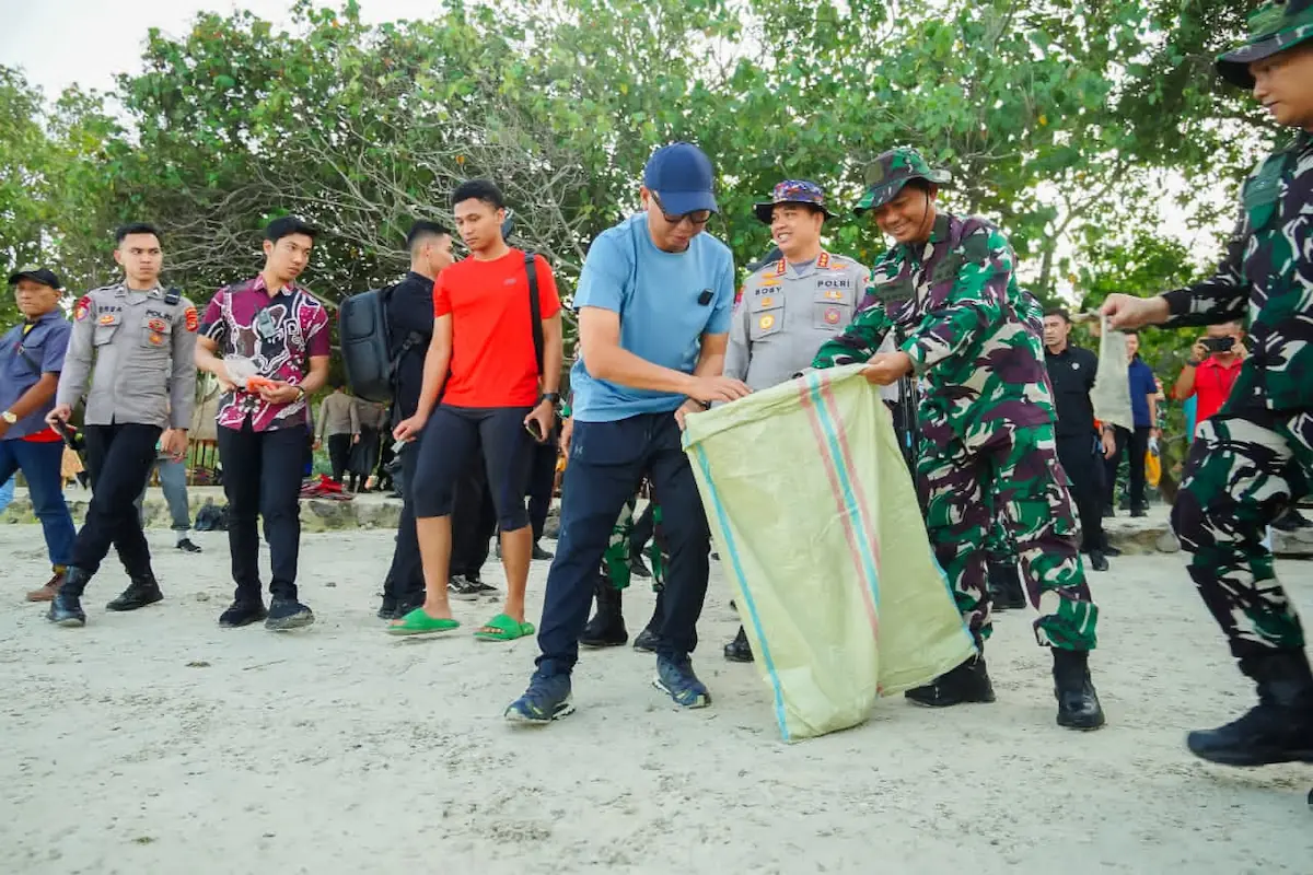Gubernur Lampung Rahmat Mirzani Djausal bersama Pangdam XXI Raden Intan gotong royong di Pantai Pasir Putih Desa Tarahan